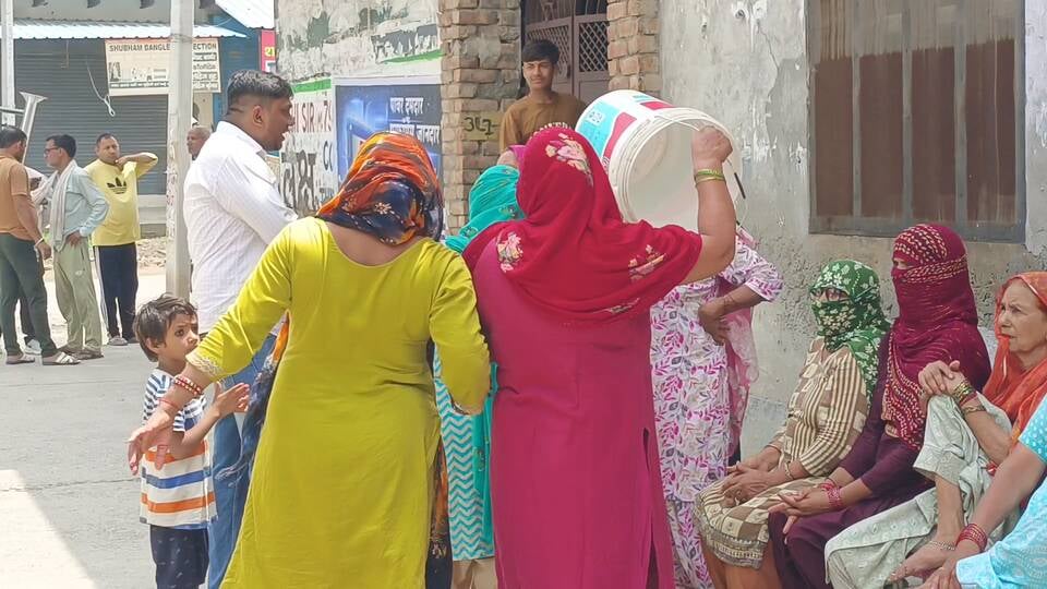 गोहाना के गढ़ी उजाले खां में पानी की नियमित सप्लाई की मांग को लेकर एकत्रित ग्रामीण महिलाएं। संवा गोहाना के गढ़ी उजाले खां में पानी की नियमित सप्लाई की मांग को लेकर एकत्रित ग्रामीण महिलाएं। संवा