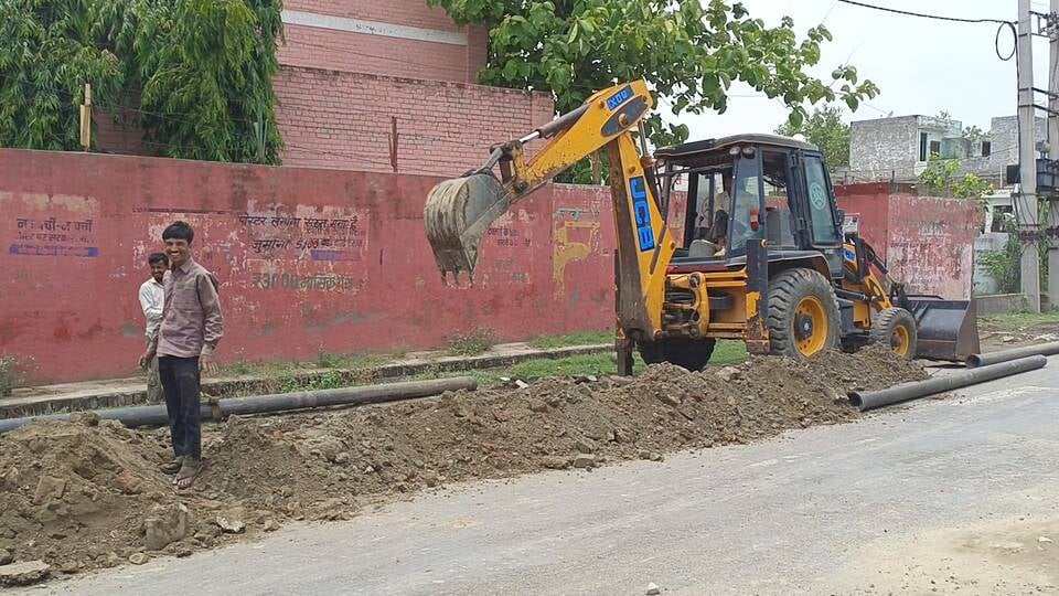 गोहाना के गढ़ी उजाले खां में पानी की नियमित सप्लाई की मांग को लेकर एकत्रित ग्रामीण महिलाएं। संवा गोहाना के गढ़ी उजाले खां में पानी की नियमित सप्लाई की मांग को लेकर एकत्रित ग्रामीण महिलाएं। संवा