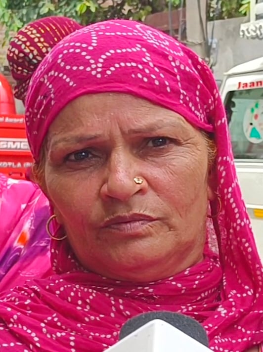 गोहाना के गढ़ी उजाले खां में पानी की नियमित सप्लाई की मांग को लेकर एकत्रित ग्रामीण महिलाएं। संवा गोहाना के गढ़ी उजाले खां में पानी की नियमित सप्लाई की मांग को लेकर एकत्रित ग्रामीण महिलाएं। संवा