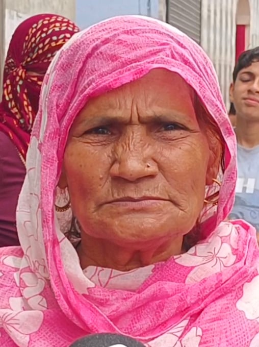 गोहाना के गढ़ी उजाले खां में पानी की नियमित सप्लाई की मांग को लेकर एकत्रित ग्रामीण महिलाएं। संवा गोहाना के गढ़ी उजाले खां में पानी की नियमित सप्लाई की मांग को लेकर एकत्रित ग्रामीण महिलाएं। संवा