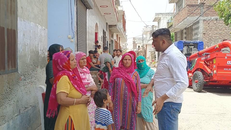 गोहाना के गढ़ी उजाले खां में पानी की नियमित सप्लाई की मांग को लेकर एकत्रित ग्रामीण महिलाएं। संवा गोहाना के गढ़ी उजाले खां में पानी की नियमित सप्लाई की मांग को लेकर एकत्रित ग्रामीण महिलाएं। संवा