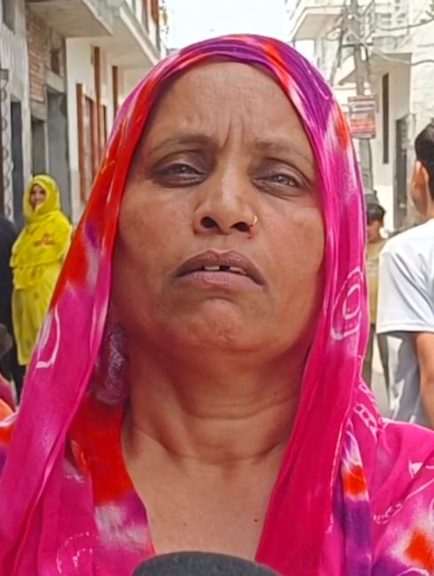 गोहाना के गढ़ी उजाले खां में पानी की नियमित सप्लाई की मांग को लेकर एकत्रित ग्रामीण महिलाएं। संवा गोहाना के गढ़ी उजाले खां में पानी की नियमित सप्लाई की मांग को लेकर एकत्रित ग्रामीण महिलाएं। संवा
