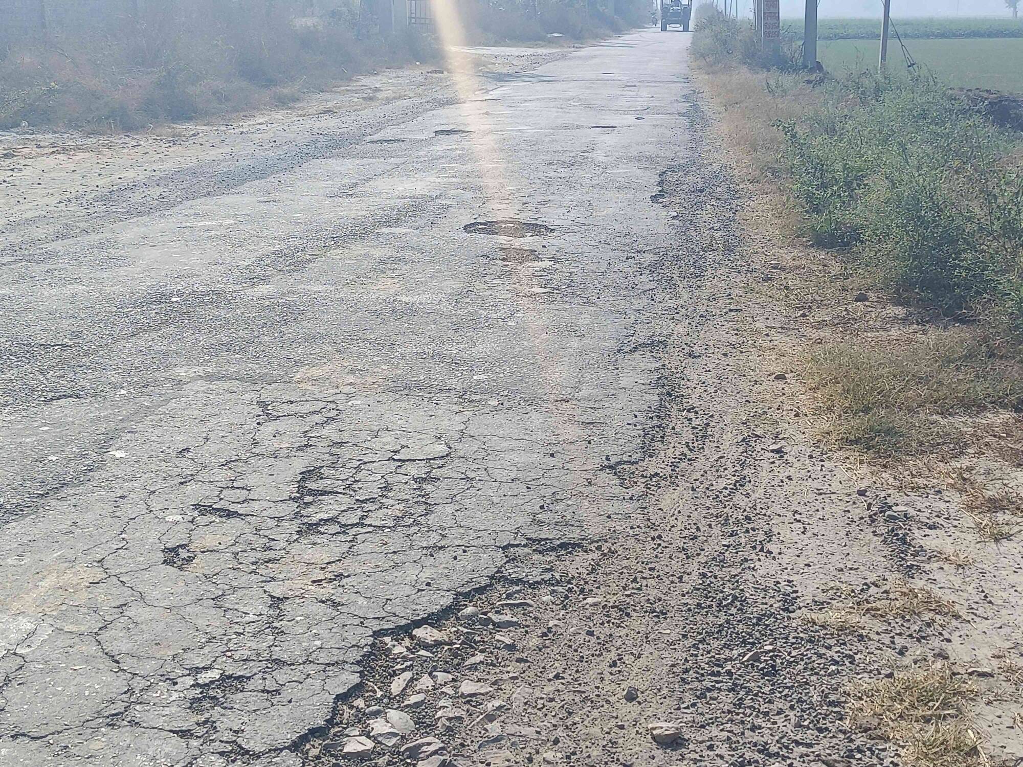 गांव तितरम और प्यौदा को जोड़ने वाली टूटी सड़क का दृश्य। संवाद गांव तितरम और प्यौदा को जोड़ने वाली टूटी सड़क का दृश्य। संवाद