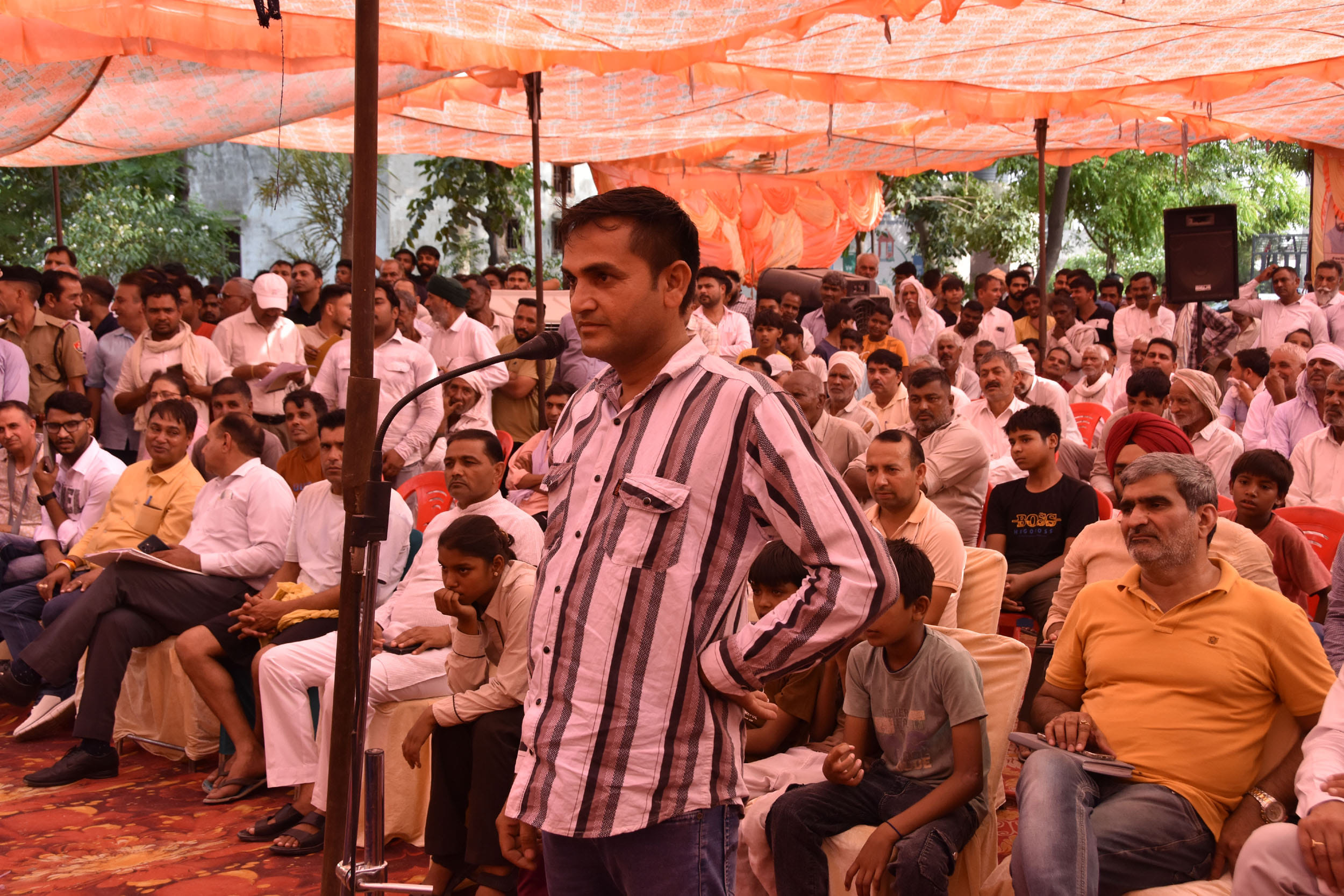 गांव दिल्लोंवाली में रात्रि प्रवास कार्यक्रम में समस्याएं बताते ग्रामीण। प्रवक्ता गांव दिल्लोंवाली में रात्रि प्रवास कार्यक्रम में समस्याएं बताते ग्रामीण। प्रवक्ता