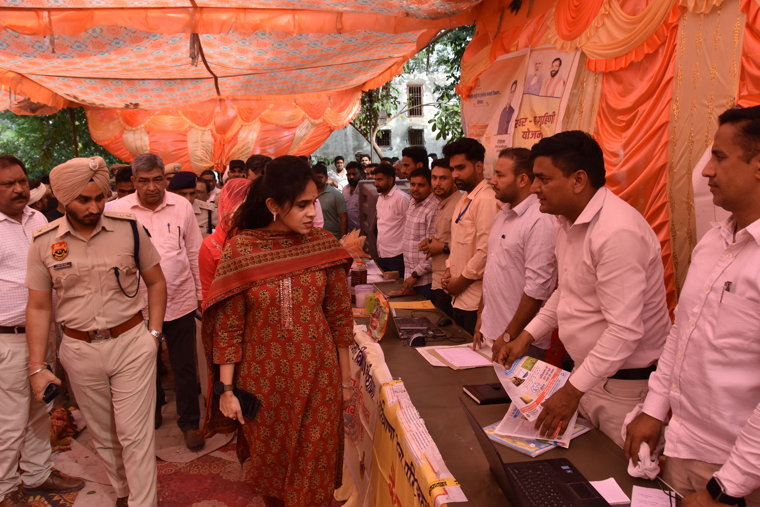 गांव दिल्लोंवाली में रात्रि प्रवास कार्यक्रम में समस्याएं बताते ग्रामीण। प्रवक्ता गांव दिल्लोंवाली में रात्रि प्रवास कार्यक्रम में समस्याएं बताते ग्रामीण। प्रवक्ता