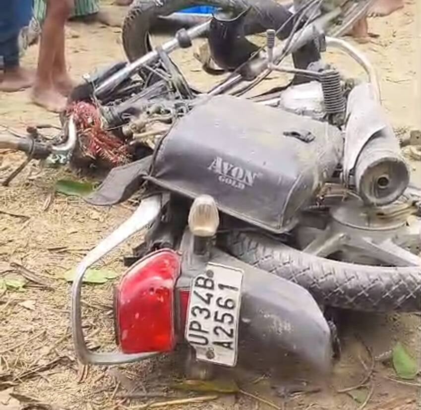 हादसे में क्षतिग्रस्त वाहन।