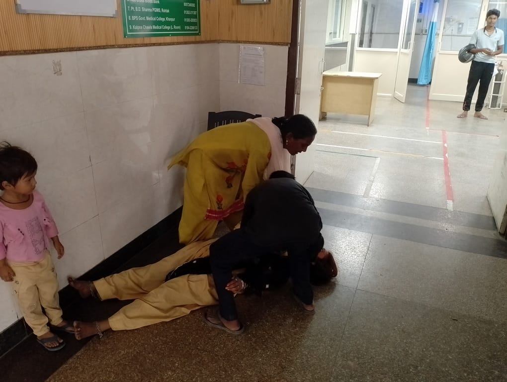 जिला नागरिक अस्पताल में स्ट्रेचर नहीं मिलने पर मरीज को गोद में उठाकर ले जाते परिजन। संवाद जिला नागरिक अस्पताल में स्ट्रेचर नहीं मिलने पर मरीज को गोद में उठाकर ले जाते परिजन। संवाद