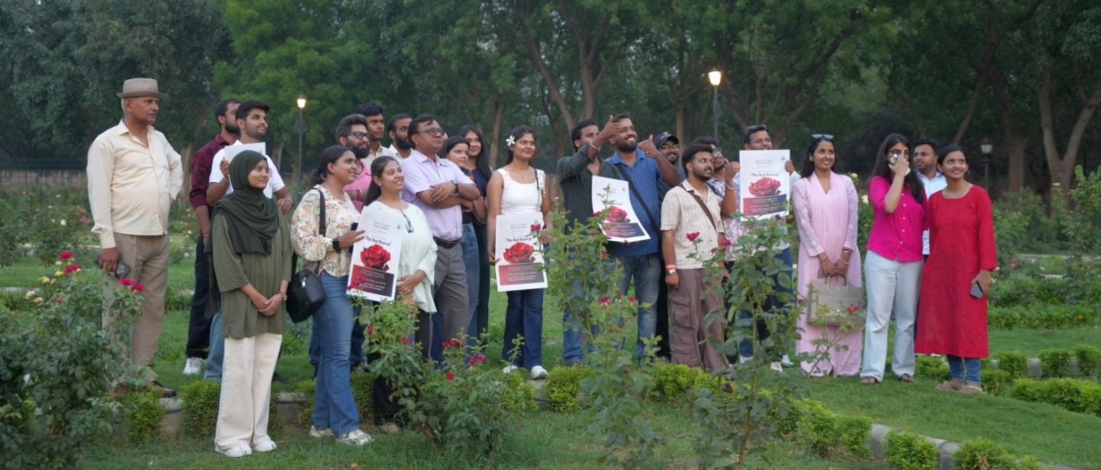 जनेश्वर मिश्र पार्क के रोज गार्डन में जुटे पर्यावरण प्रेमी