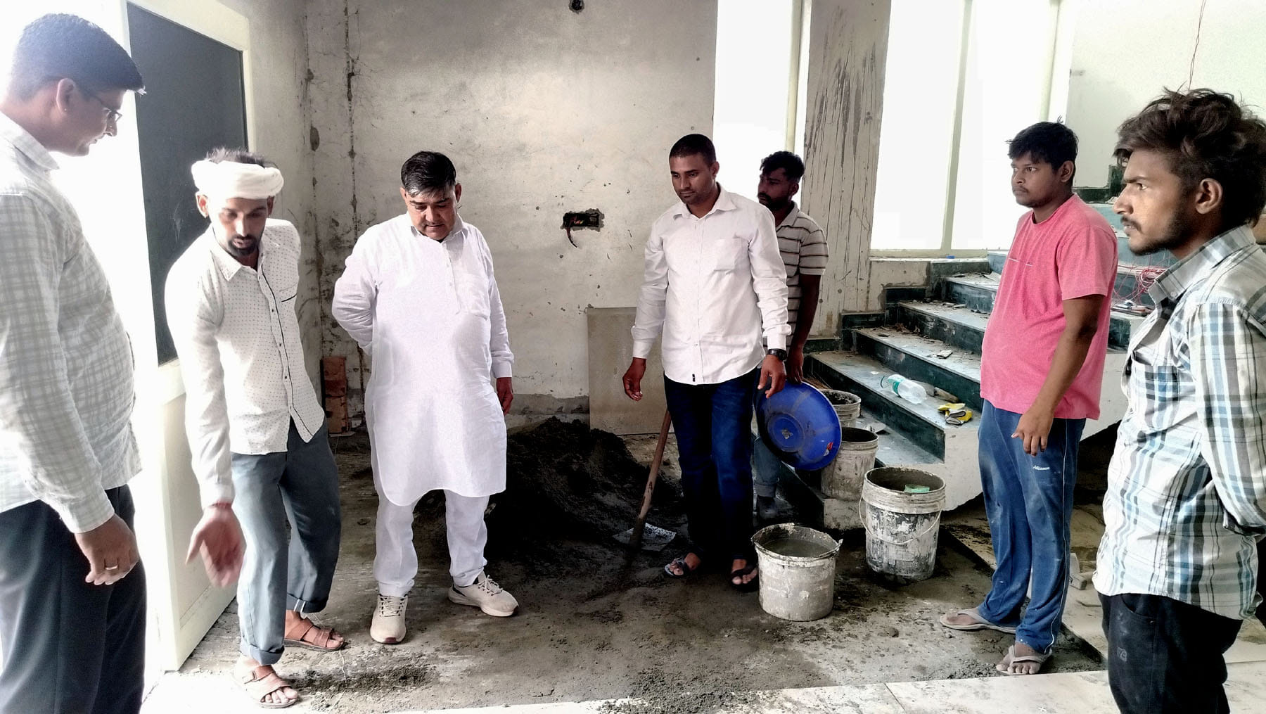 जींद रोड स्थित कार्यालय में अग्निशमन की गाड़ी से बहता पानी। संवाद
