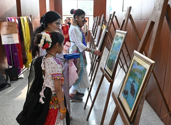  कोकोरो आर्ट गैलरी में कालीघाट पटचित्र प्रदर्शनी को देखते दर्शक