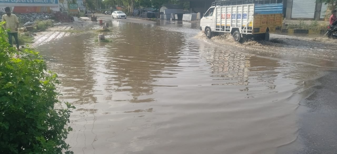 कुरुक्षेत्र। गांधी नगर में एक घर में भरा बारिश का पानी। संवाद