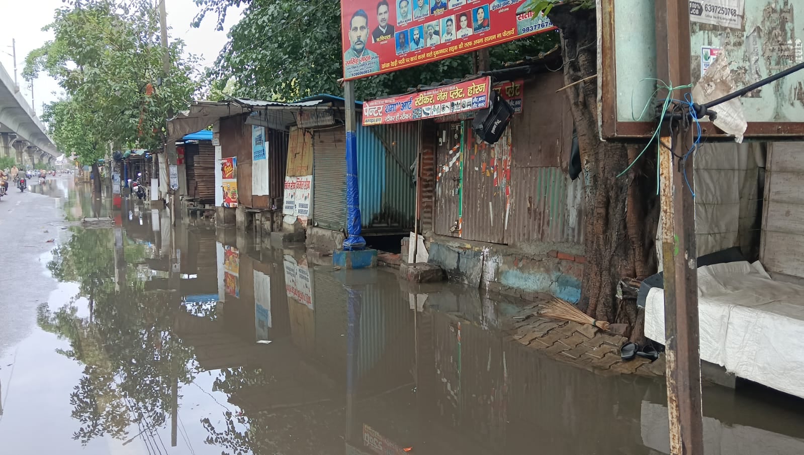 करण गेट पर लाइन का फॉल्ट ठीक करता कर्मी। संवाद