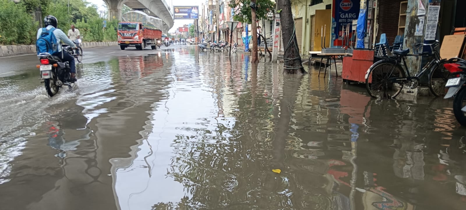 करण गेट पर लाइन का फॉल्ट ठीक करता कर्मी। संवाद