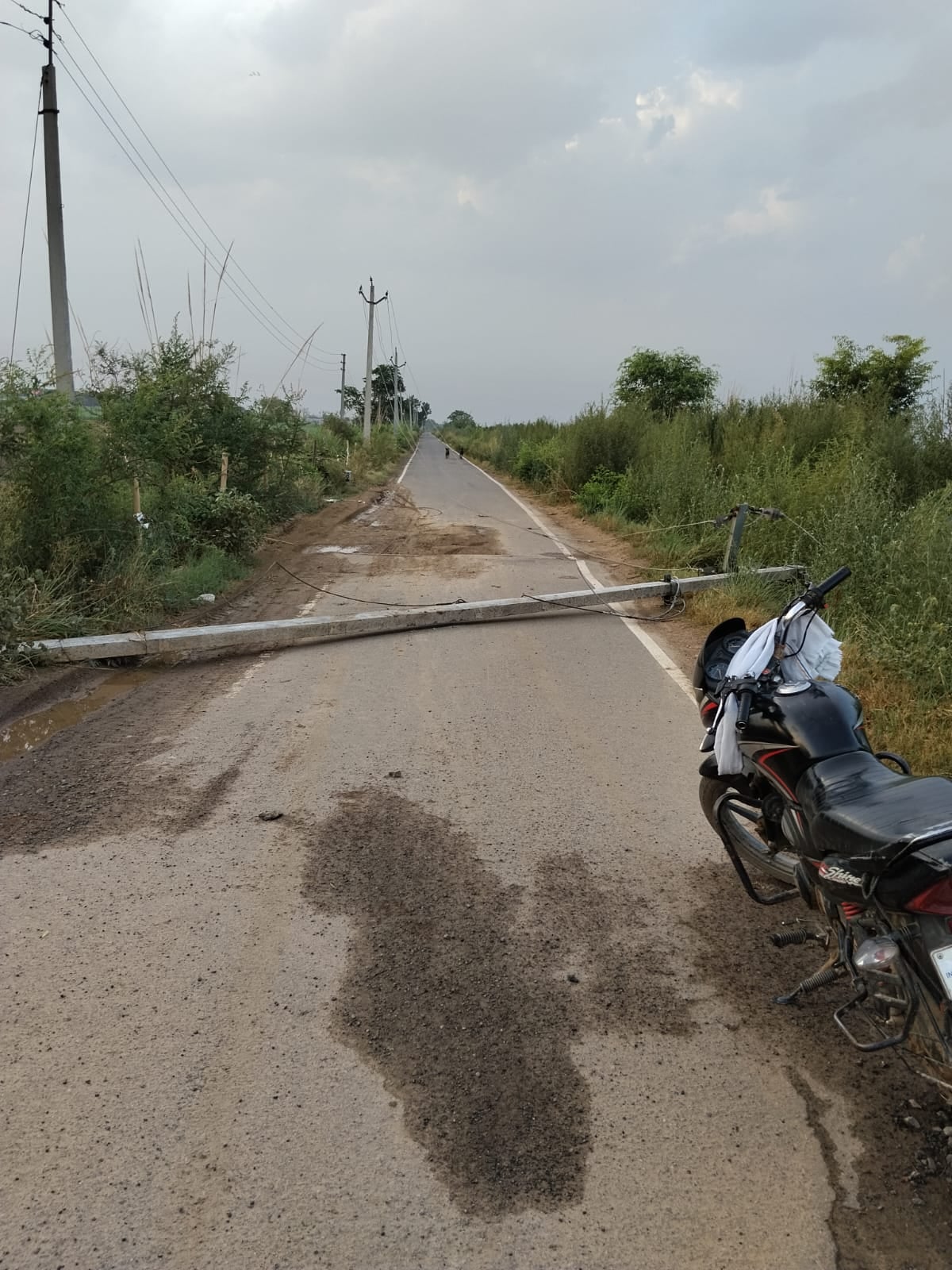 करण गेट पर लाइन का फॉल्ट ठीक करता कर्मी। संवाद