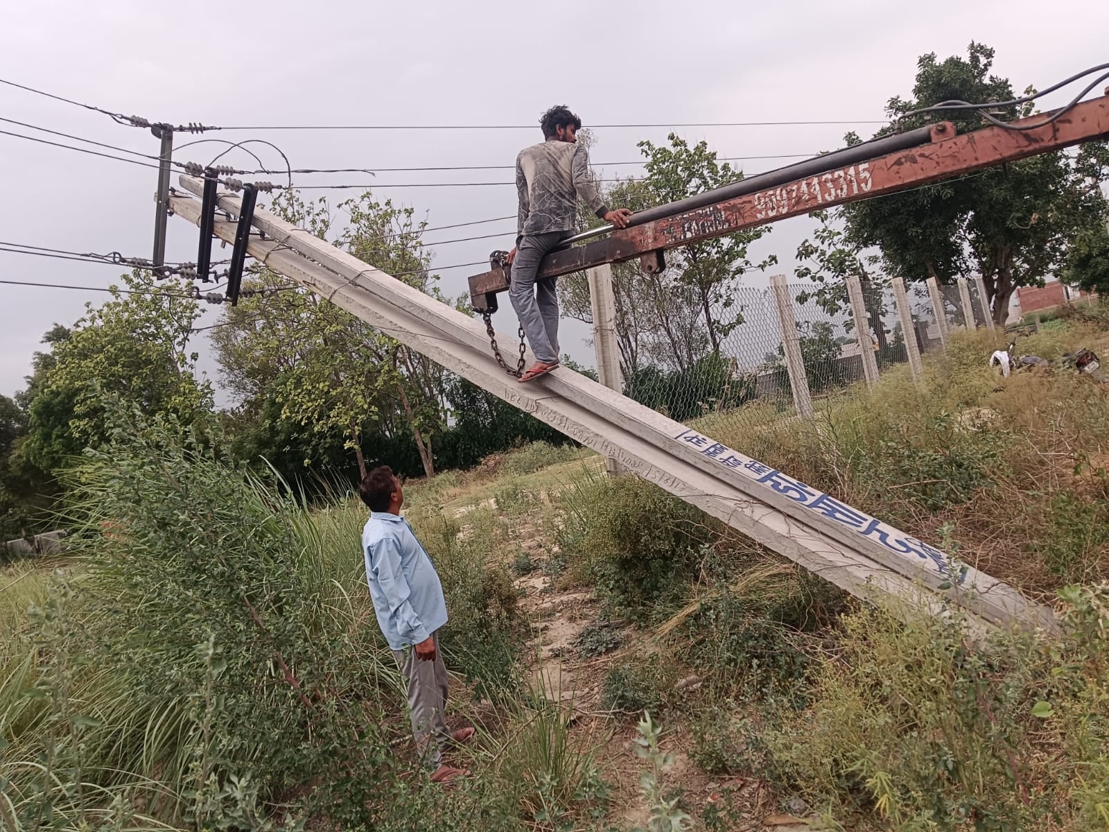 करण गेट पर लाइन का फॉल्ट ठीक करता कर्मी। संवाद