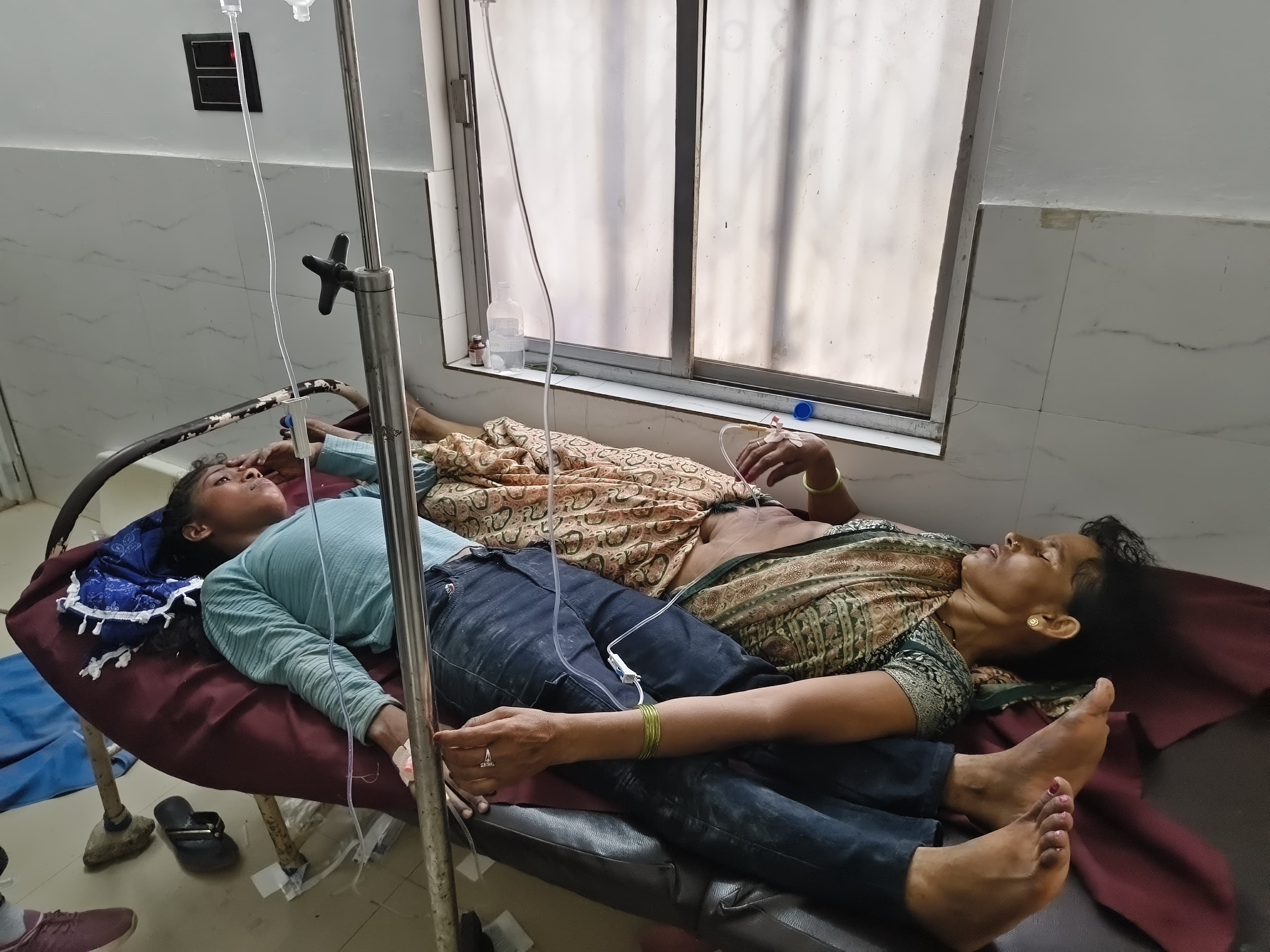 करनाईपुर क्षेत्र के गौहानी संपर्क मार्ग पर पलटी पिकअप डाला गाड़ी में फंसे लोगों को बाहर निकालते करनाईपुर क्षेत्र के गौहानी संपर्क मार्ग पर पलटी पिकअप डाला गाड़ी में फंसे लोगों को बाहर निकालते