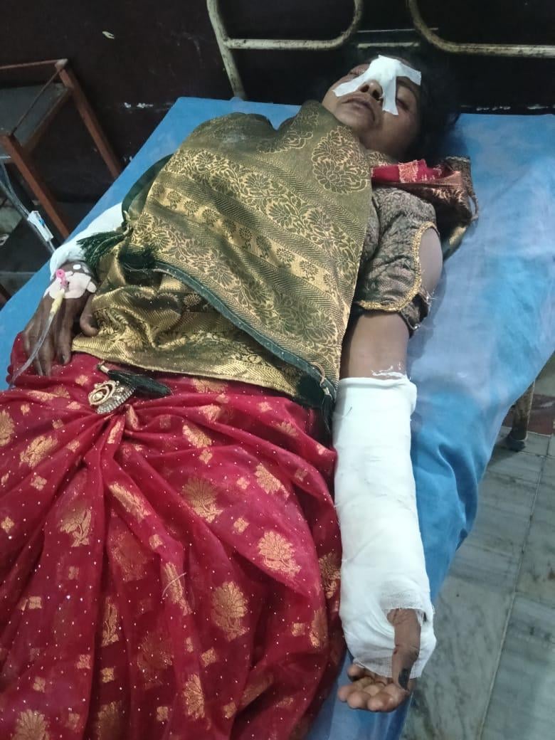 करनाईपुर क्षेत्र के गौहानी संपर्क मार्ग पर पलटी पिकअप डाला गाड़ी में फंसे लोगों को बाहर निकालते करनाईपुर क्षेत्र के गौहानी संपर्क मार्ग पर पलटी पिकअप डाला गाड़ी में फंसे लोगों को बाहर निकालते