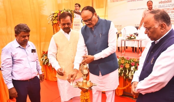 कार्यक्रम में मौजूद लोग। कार्यक्रम में मौजूद लोग।