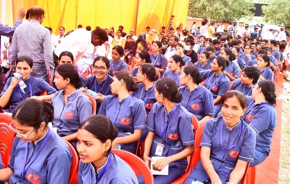 कार्यक्रम में मौजूद लोग। कार्यक्रम में मौजूद लोग।