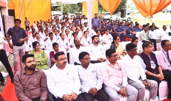 कार्यक्रम में मौजूद लोग। कार्यक्रम में मौजूद लोग।