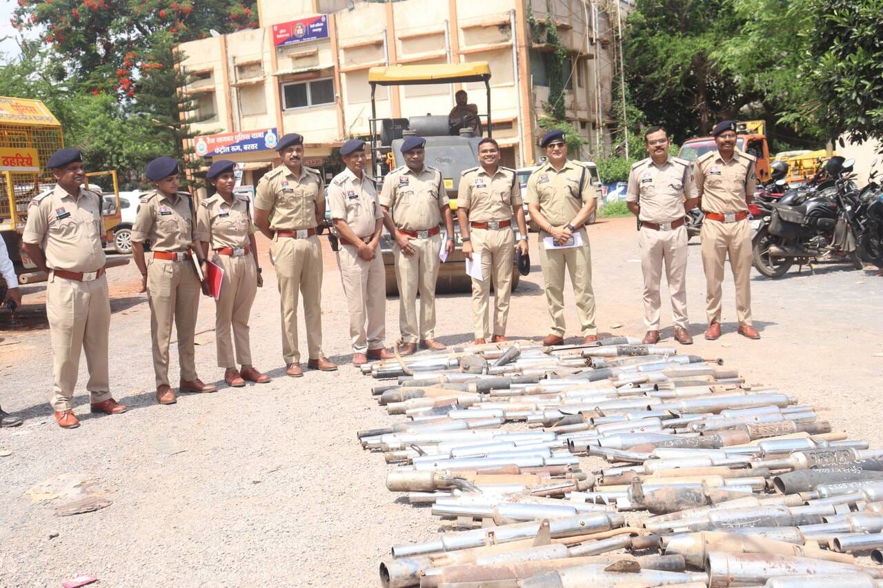 मोडिफाइड साइलेंसर को नष्ठ करते जवान मोडिफाइड साइलेंसर को नष्ठ करते जवान