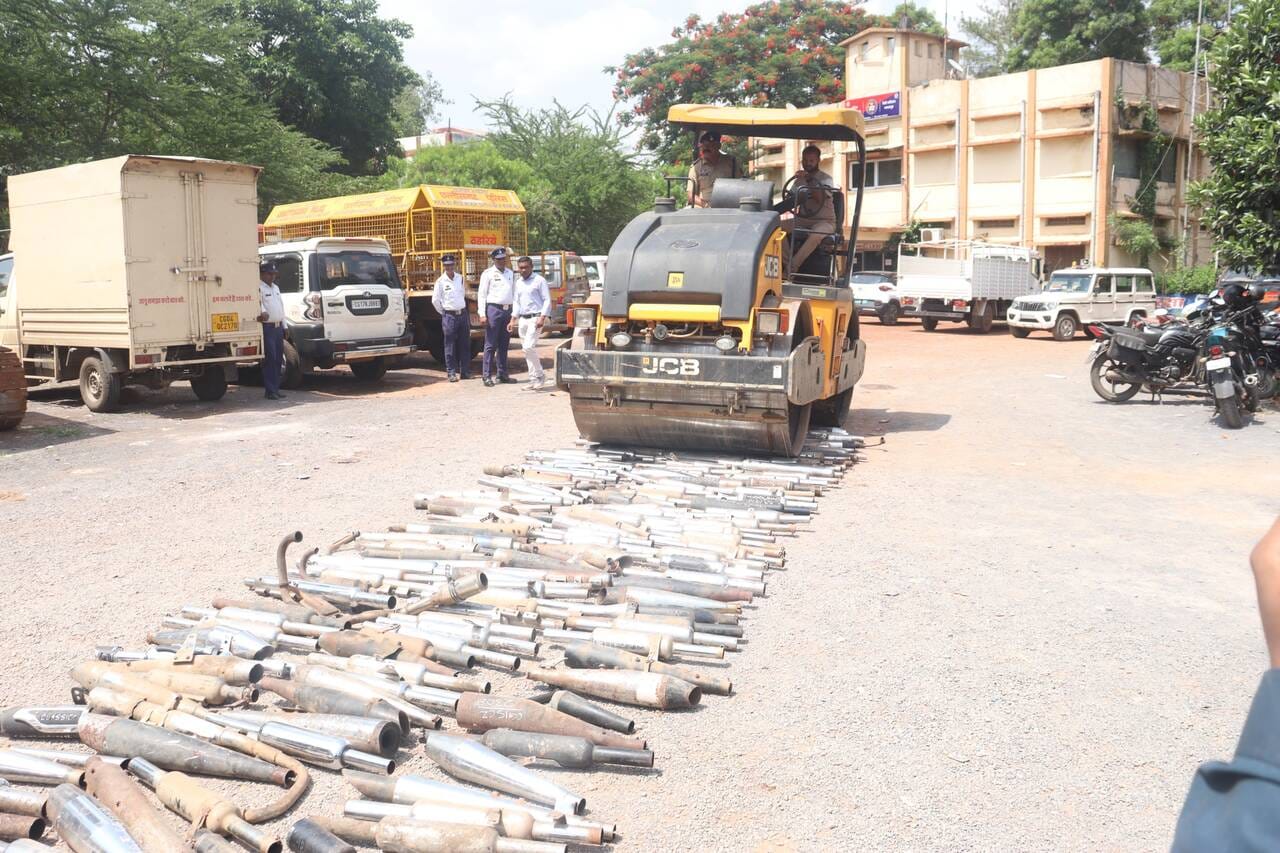 मोडिफाइड साइलेंसर को नष्ठ करते जवान मोडिफाइड साइलेंसर को नष्ठ करते जवान