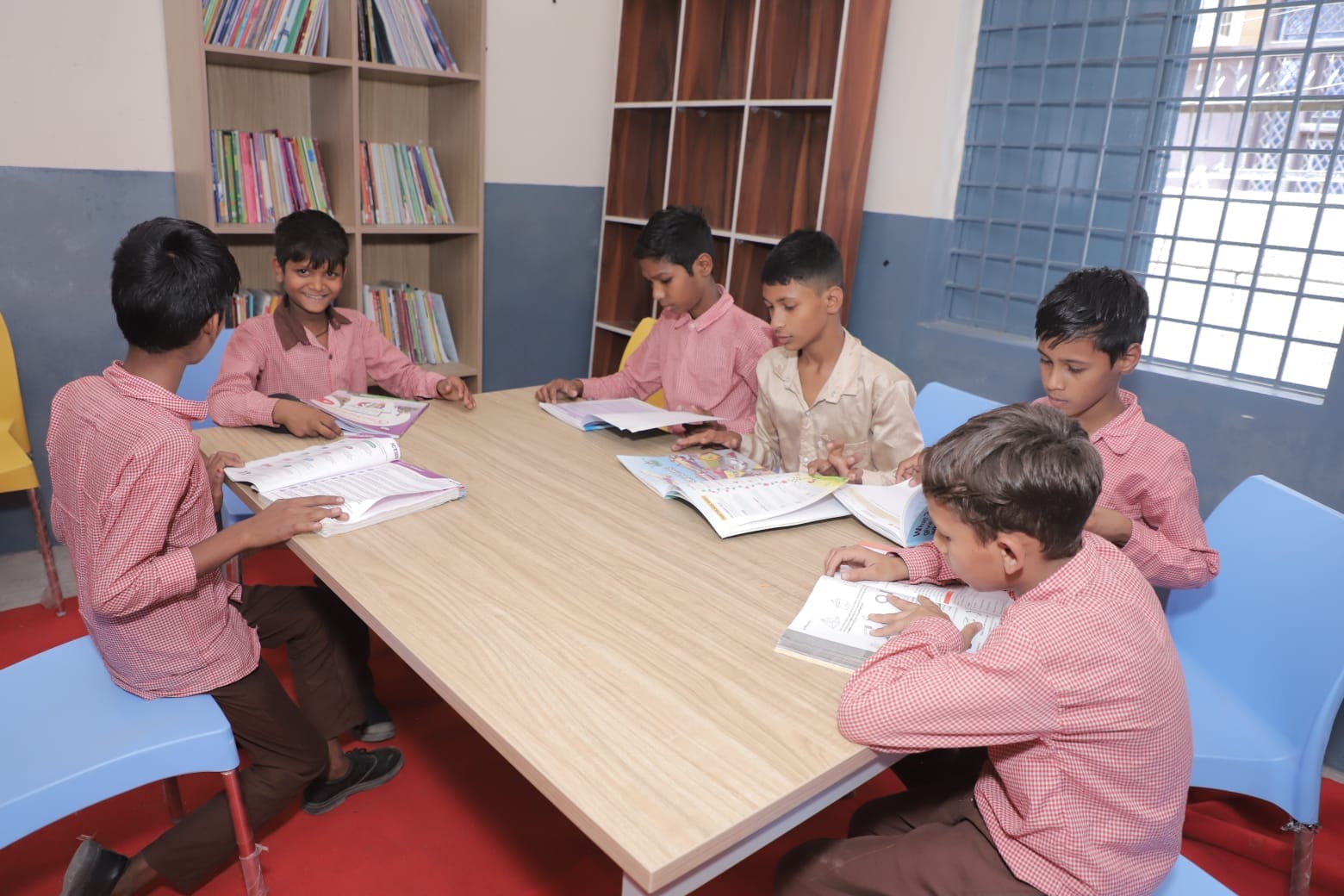 नोएडा। कंपोजिट स्कूल में स्कूल की लाइब्रेरी में पढ़ रहे बच्चे । संवाद नोएडा। कंपोजिट स्कूल में स्कूल की लाइब्रेरी में पढ़ रहे बच्चे । संवाद