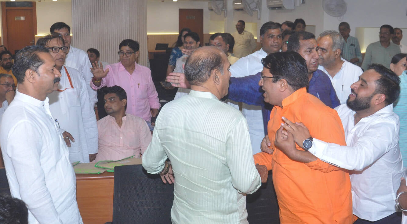 निगम सभागार में हुई बोर्ड बैठक के दौरान मौजूद महापौर सुनीता दयाल व नगर आयुक्त विक्रमादित्य सिंह निगम सभागार में हुई बोर्ड बैठक के दौरान मौजूद महापौर सुनीता दयाल व नगर आयुक्त विक्रमादित्य सिंह
