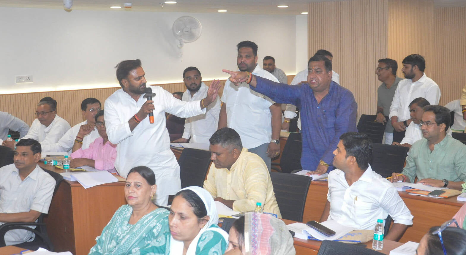 निगम सभागार में हुई बोर्ड बैठक के दौरान मौजूद महापौर सुनीता दयाल व नगर आयुक्त विक्रमादित्य सिंह निगम सभागार में हुई बोर्ड बैठक के दौरान मौजूद महापौर सुनीता दयाल व नगर आयुक्त विक्रमादित्य सिंह