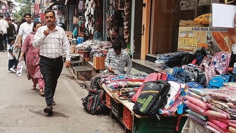 नगर निगम हमीरपुर के तहत मुख्य बाजार में सड़क किनारे निकासी नालियों पर अतिक्रमण करके बैठे दुकानद