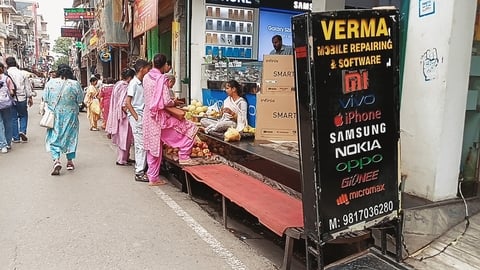 नगर निगम हमीरपुर के तहत मुख्य बाजार में सड़क किनारे निकासी नालियों पर अतिक्रमण करके बैठे दुकानद
