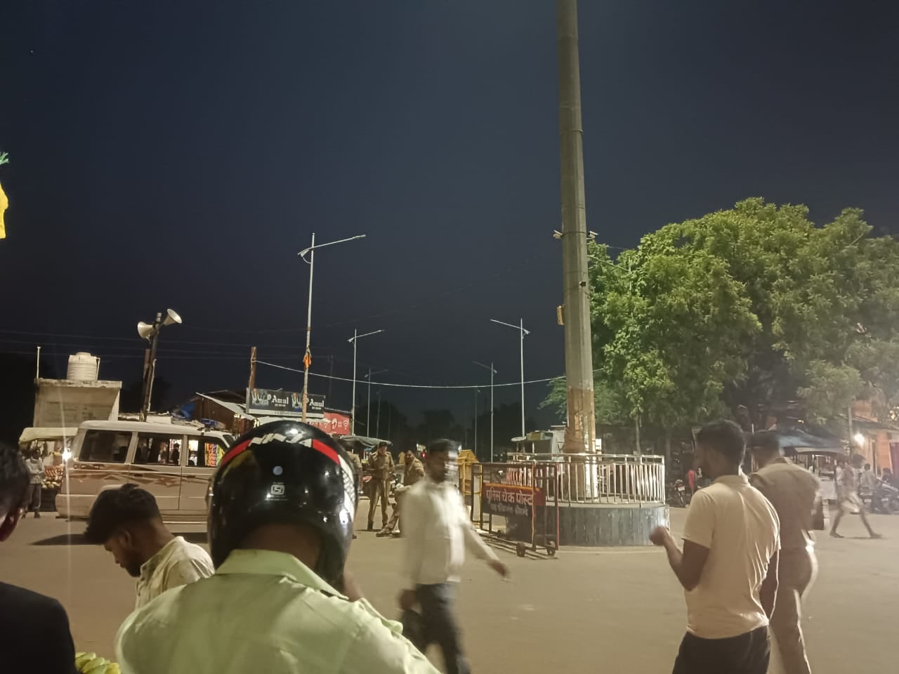 पश्चिम शरीरा चौराहे से जाने वाली मार्ग पर बंद पड़ी स्ट्रिट लाईटें। संवाद