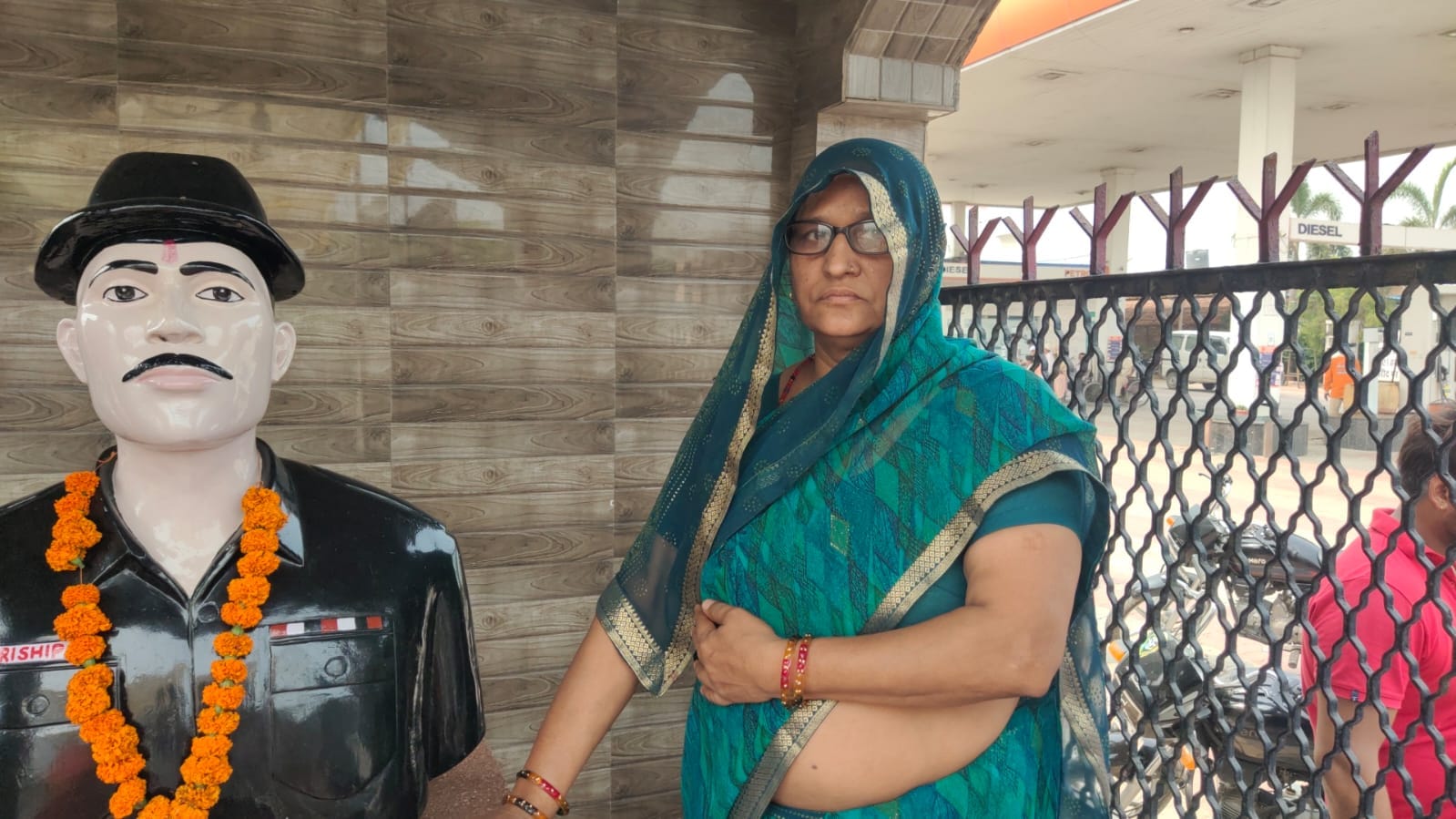 पीएम नरेंद्र मोदी को फोटो देते कैप्टन कपिल धीमान। स्रोत : परिजन पीएम नरेंद्र मोदी को फोटो देते कैप्टन कपिल धीमान। स्रोत : परिजन