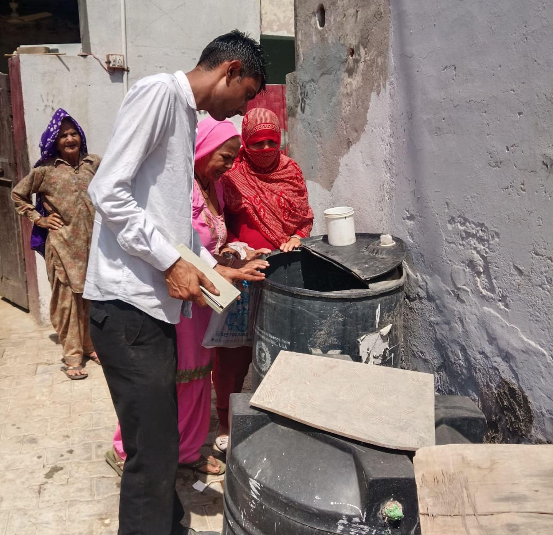 पानी की टंकियों की जांच करते स्वास्थ्य कर्मी पानी की टंकियों की जांच करते स्वास्थ्य कर्मी