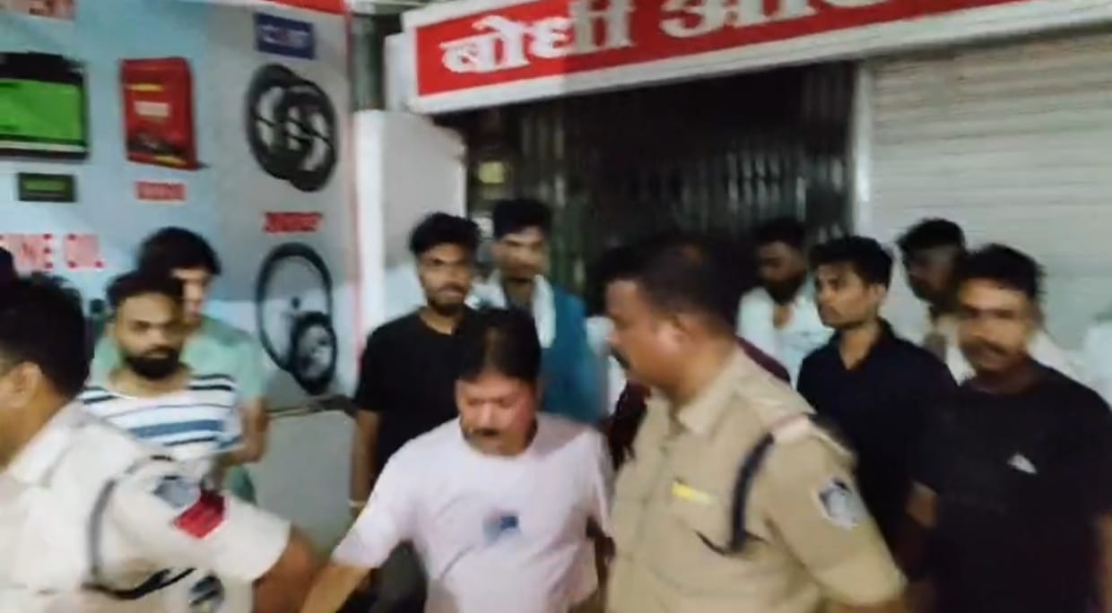 पानी-पूरी खाते समय हुए विवाद के बाद युवक तलवार और एयरगन लेकर पहुंचा दुकान, क्षेत्र में मची अफरा