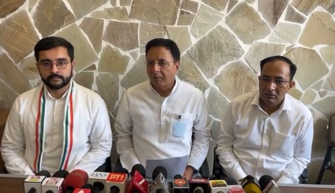 प्रेसवार्ता को संबोधित करते विधायक रणदीप सिंह सुरजेवाला। प्रेसवार्ता को संबोधित करते विधायक रणदीप सिंह सुरजेवाला।