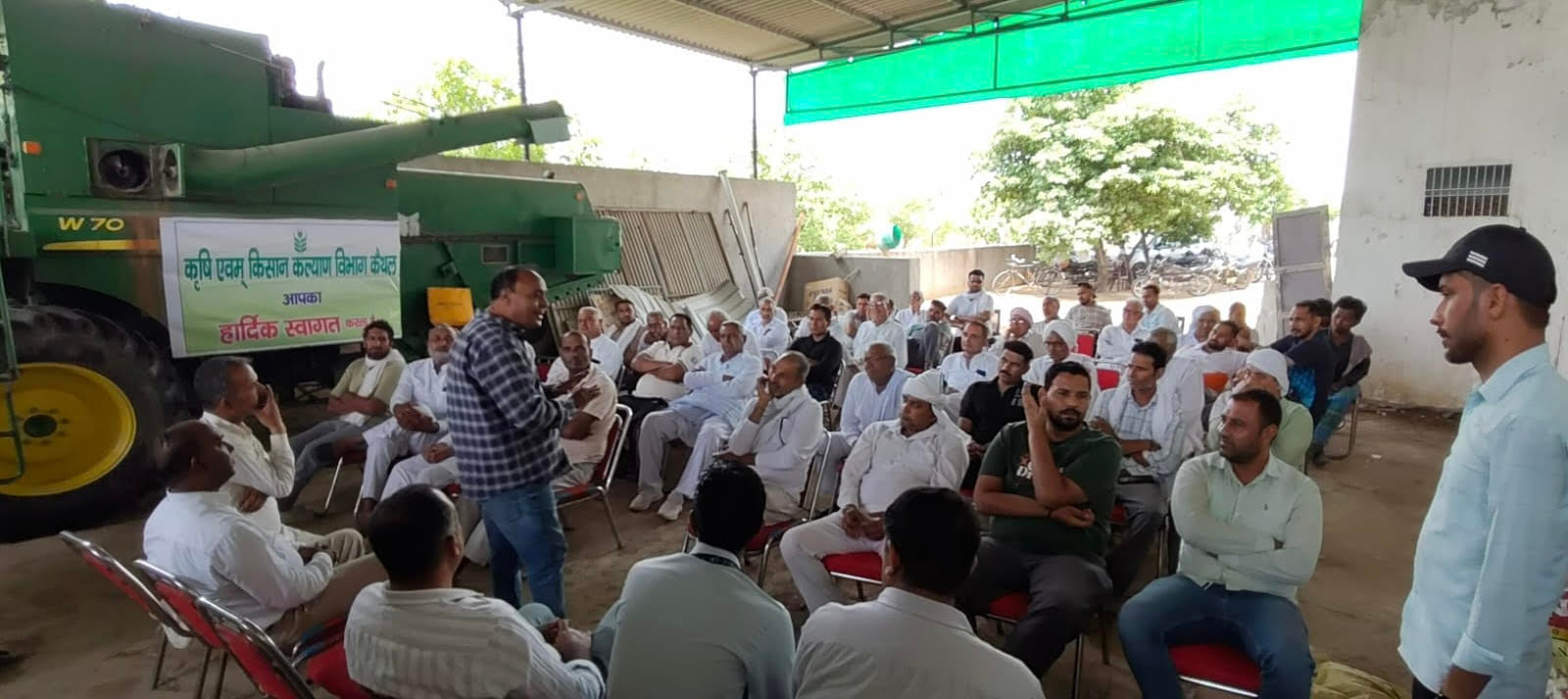 रसीना में किसानों को जागरूक करते कृषि अधिकारी व वैज्ञानिक
