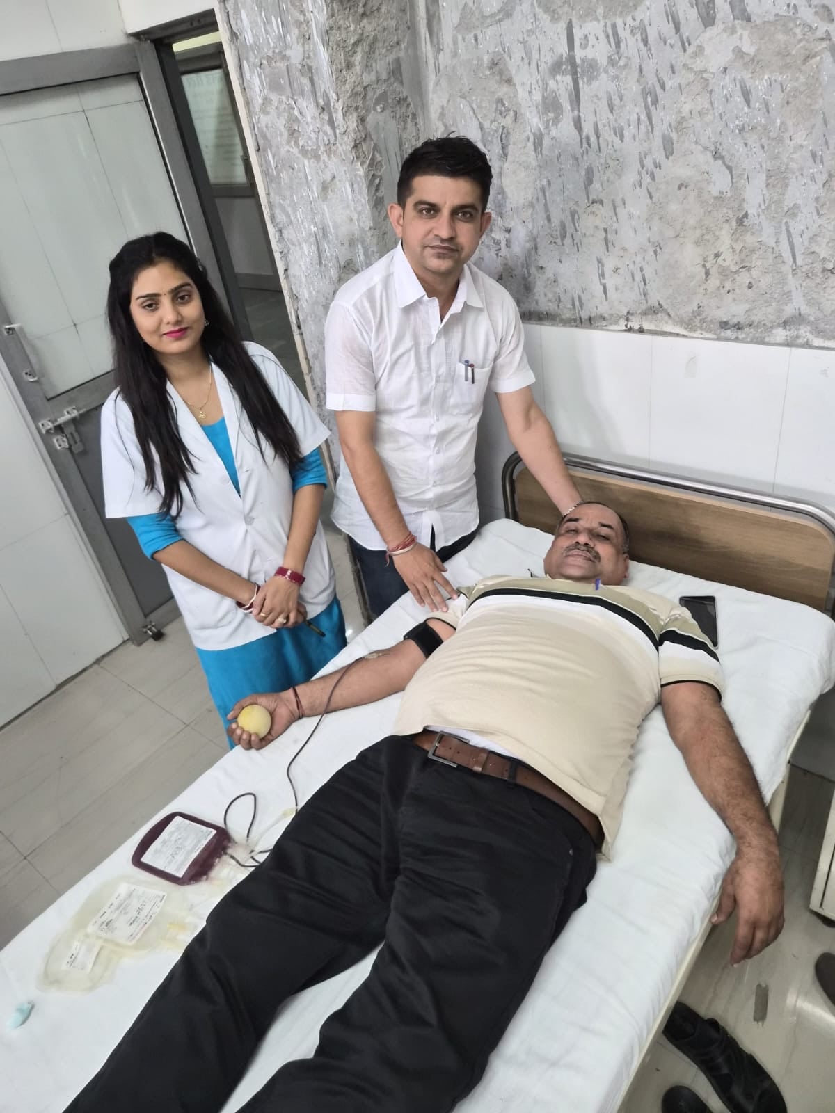 सरकारी अस्पताल में रक्तदान करता स्वास्थ्य कर्मचारी। स्वयं सरकारी अस्पताल में रक्तदान करता स्वास्थ्य कर्मचारी। स्वयं