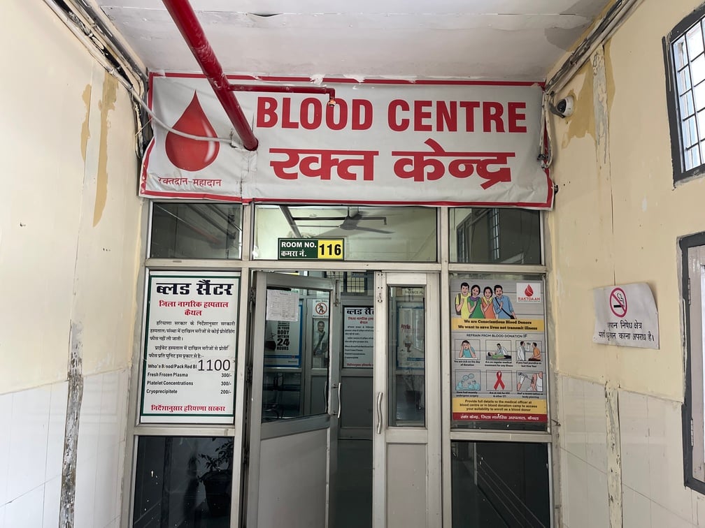 सरकारी अस्पताल में रक्तदान करता स्वास्थ्य कर्मचारी। स्वयं सरकारी अस्पताल में रक्तदान करता स्वास्थ्य कर्मचारी। स्वयं