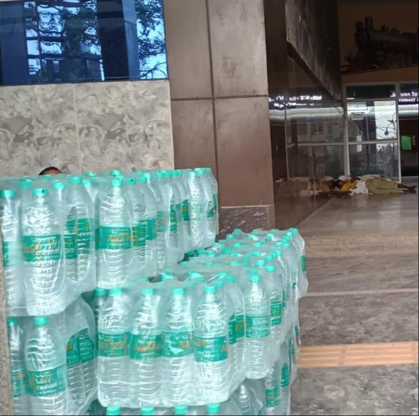 सिटी रेलवे स्टेशन के प्लेटफार्म संख्या - 2 व 3 पर लगे स्टॉल के बाहर रखा दूसरी कंपनी का पानी। सं सिटी रेलवे स्टेशन के प्लेटफार्म संख्या - 2 व 3 पर लगे स्टॉल के बाहर रखा दूसरी कंपनी का पानी। सं