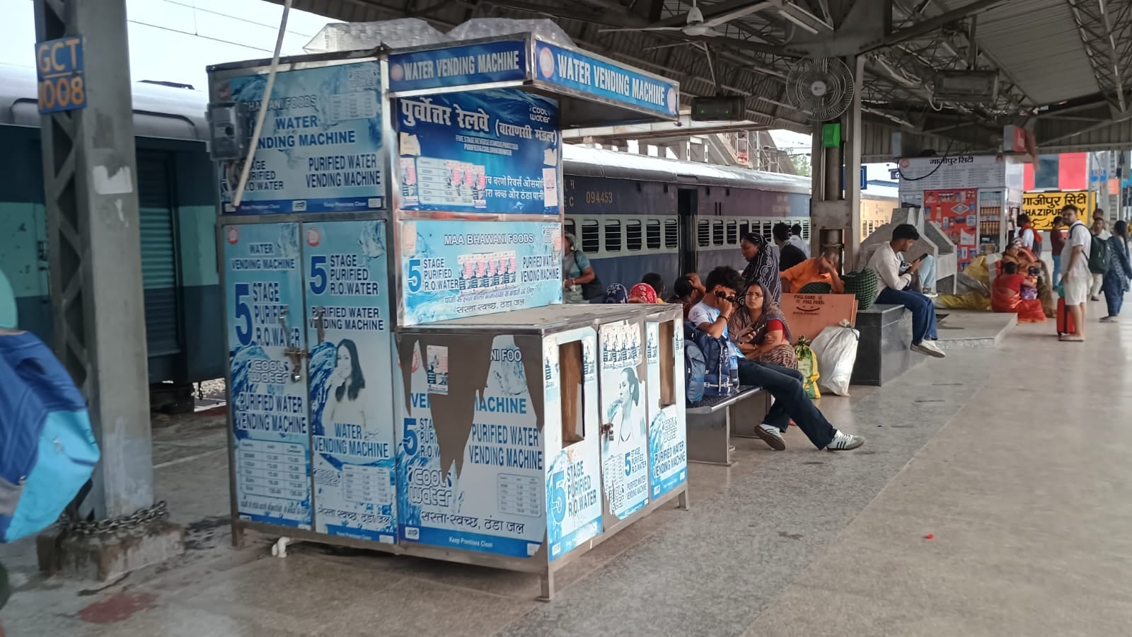 सिटी रेलवे स्टेशन के प्लेटफार्म संख्या - 2 व 3 पर लगे स्टॉल के बाहर रखा दूसरी कंपनी का पानी। सं सिटी रेलवे स्टेशन के प्लेटफार्म संख्या - 2 व 3 पर लगे स्टॉल के बाहर रखा दूसरी कंपनी का पानी। सं