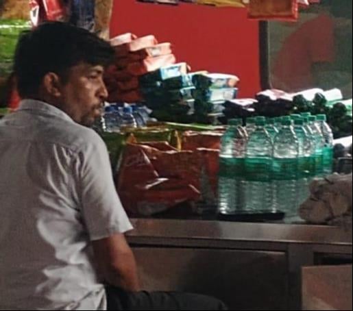 सिटी रेलवे स्टेशन के प्लेटफार्म संख्या - 2 व 3 पर लगे स्टॉल के बाहर रखा दूसरी कंपनी का पानी। सं सिटी रेलवे स्टेशन के प्लेटफार्म संख्या - 2 व 3 पर लगे स्टॉल के बाहर रखा दूसरी कंपनी का पानी। सं