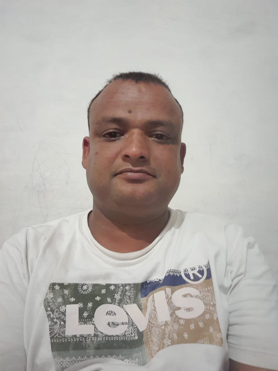 शहर के बिजली पोल पर फॉल्ट सही करता विद्युत कर्मचारी। स्रोत विद्युत निगम शहर के बिजली पोल पर फॉल्ट सही करता विद्युत कर्मचारी। स्रोत विद्युत निगम