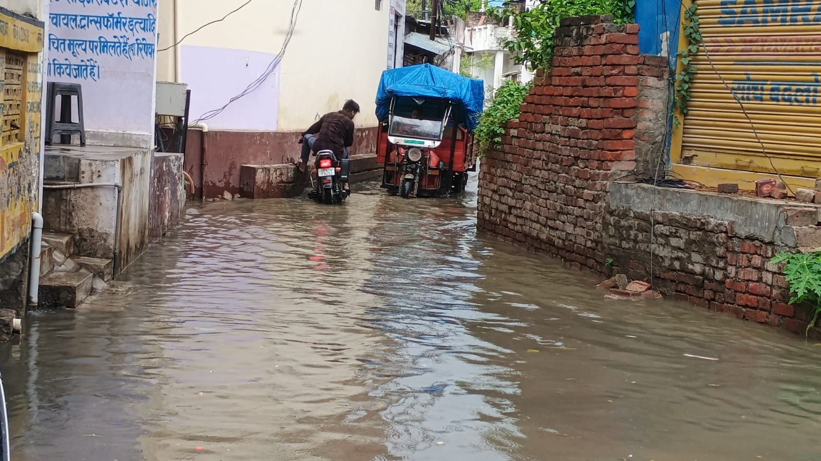 शहर के बंशीबाजार स्थित एक मोर्टल के पास सड़क पर गिरा पेड़। संवाद शहर के बंशीबाजार स्थित एक मोर्टल के पास सड़क पर गिरा पेड़। संवाद
