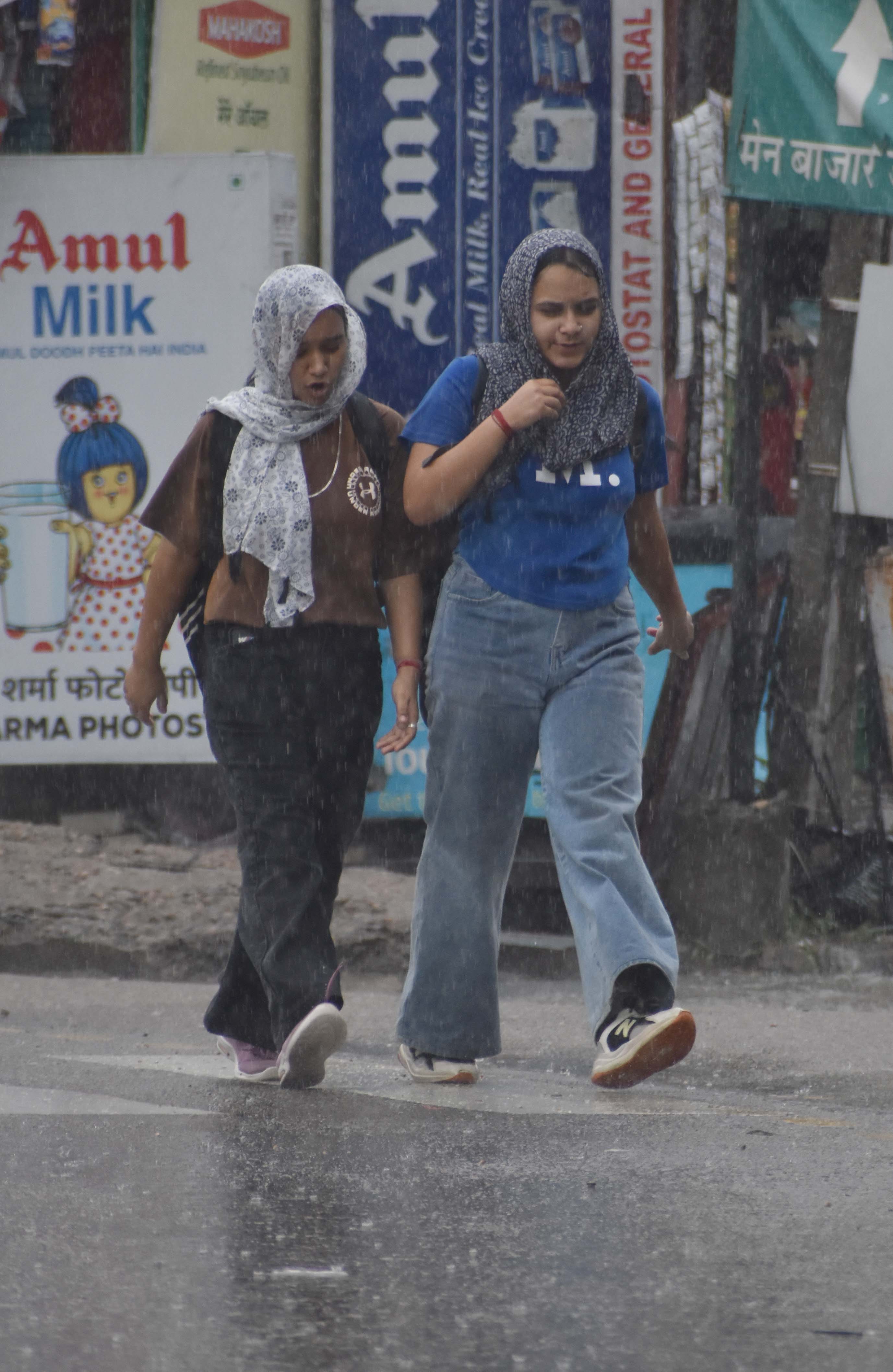 शनिवार को बारिश के दौरान सेल्फी खींचती युवतियां। संवाद शनिवार को बारिश के दौरान सेल्फी खींचती युवतियां। संवाद