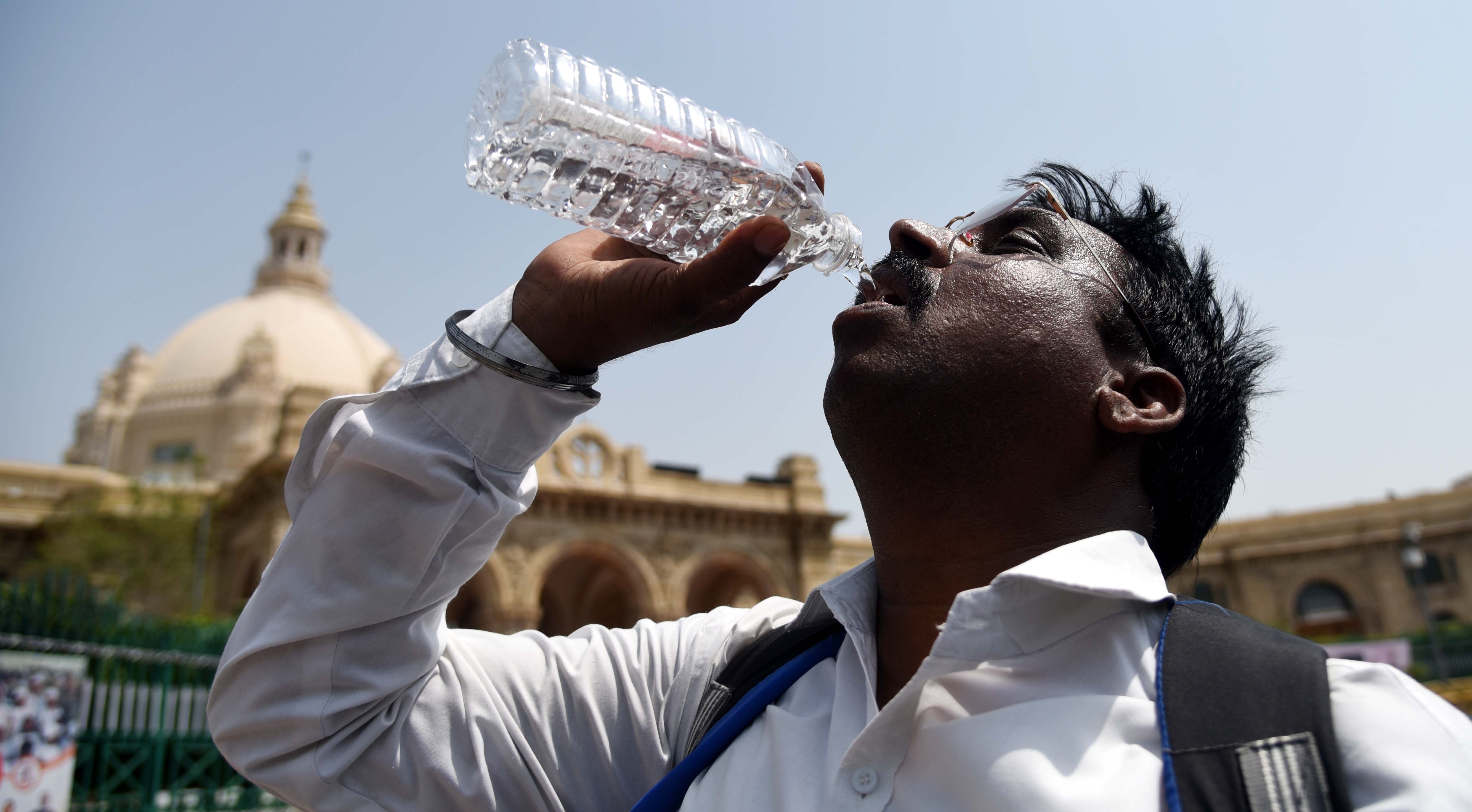 तेज धूप व गर्मी से परेशान लोग