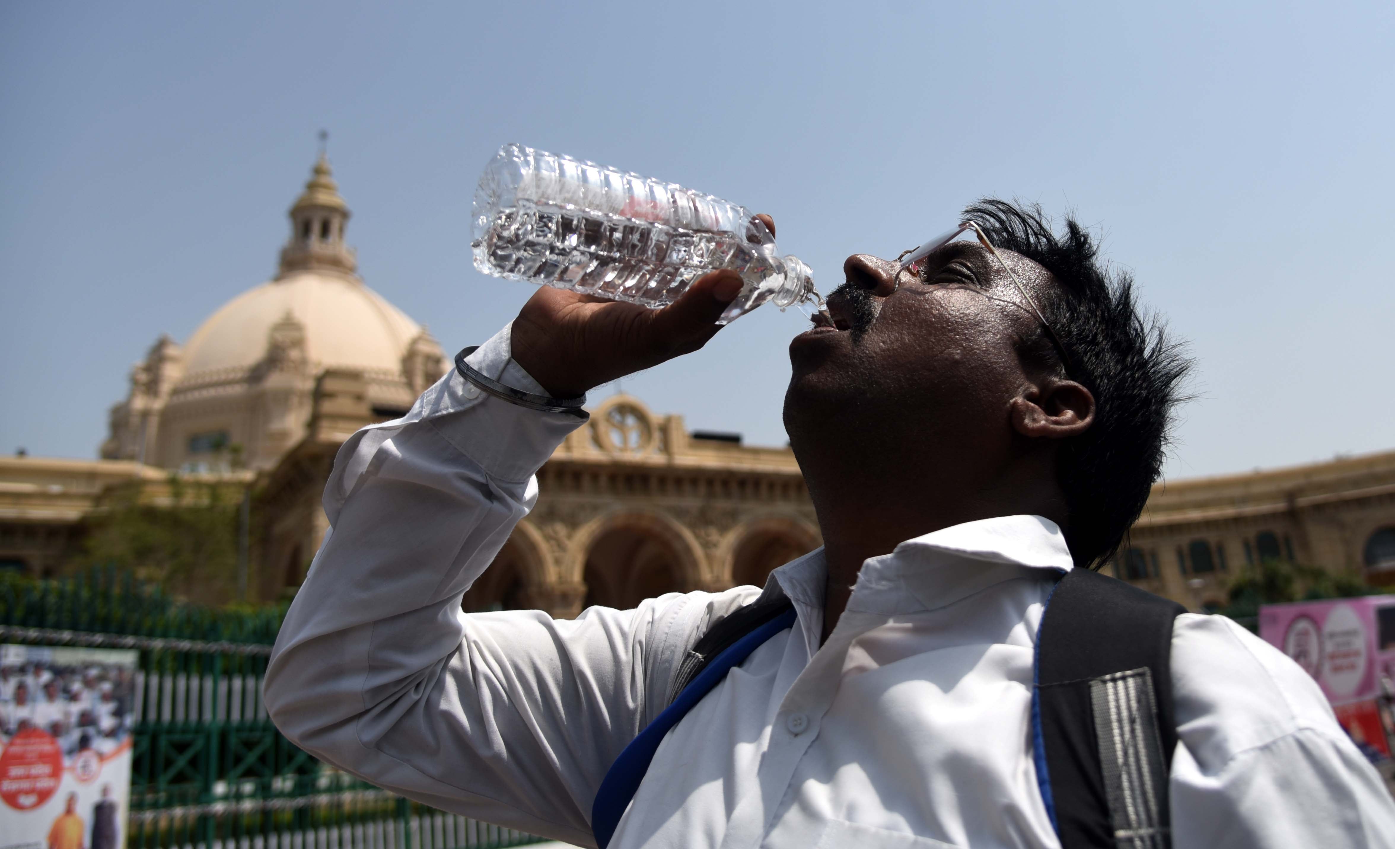 तेज धूप व गर्मी से परेशान लोग