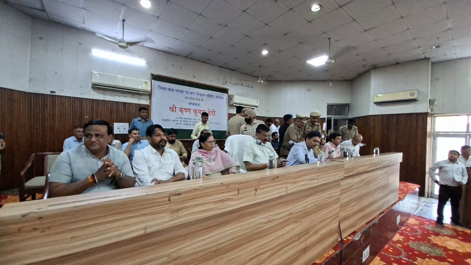 तेपला में फसल डूबने की समस्या को लेकर एनएचएआई के अधिकारी के खिलाप बोलते ग्रामीण। संवाद