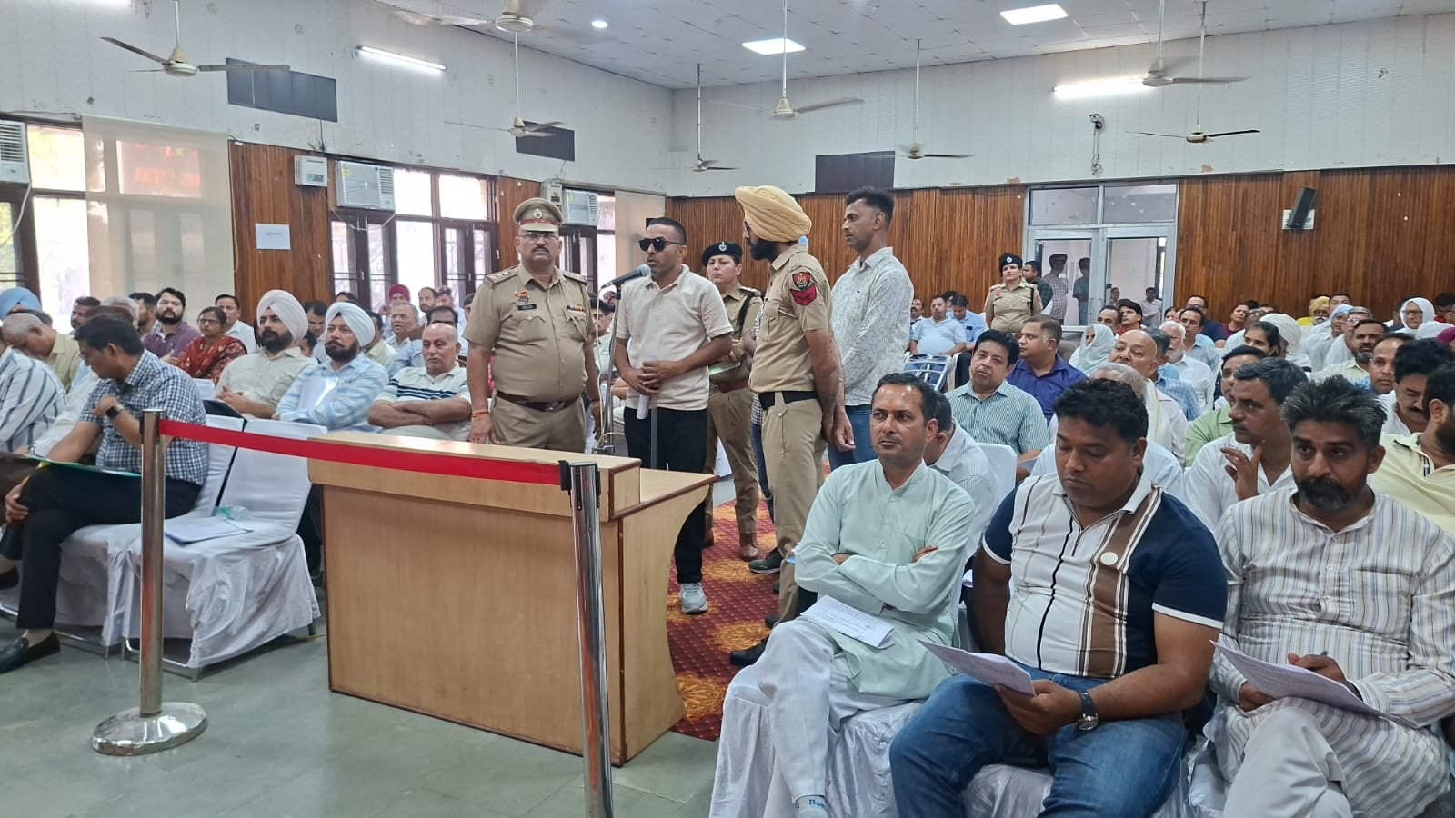 तेपला में फसल डूबने की समस्या को लेकर एनएचएआई के अधिकारी के खिलाप बोलते ग्रामीण। संवाद