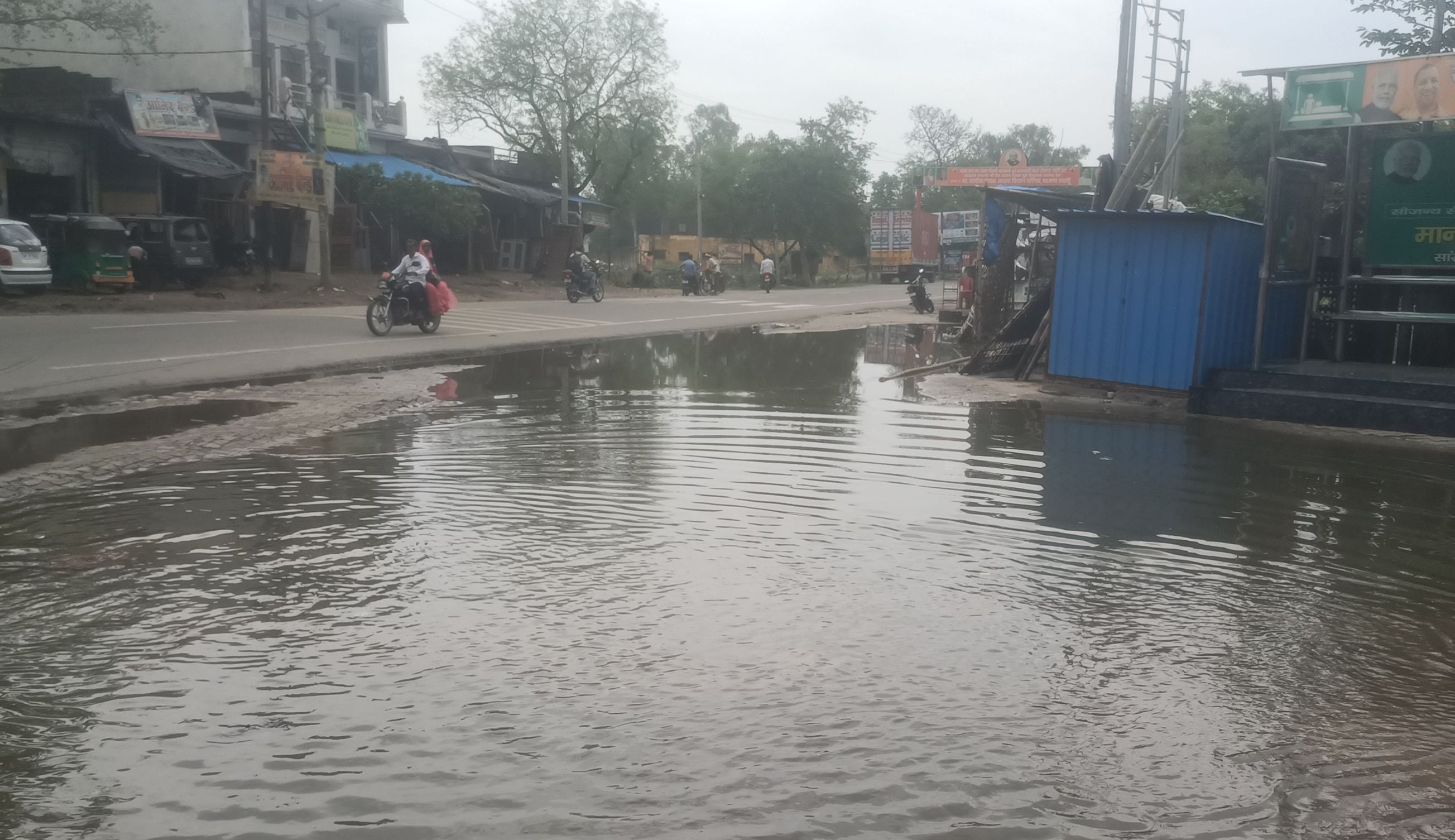 दारानगर पशुचिकित्सालय के द्वार से अंदर तक भरा बारिश का पानी। संवाद दारानगर पशुचिकित्सालय के द्वार से अंदर तक भरा बारिश का पानी। संवाद